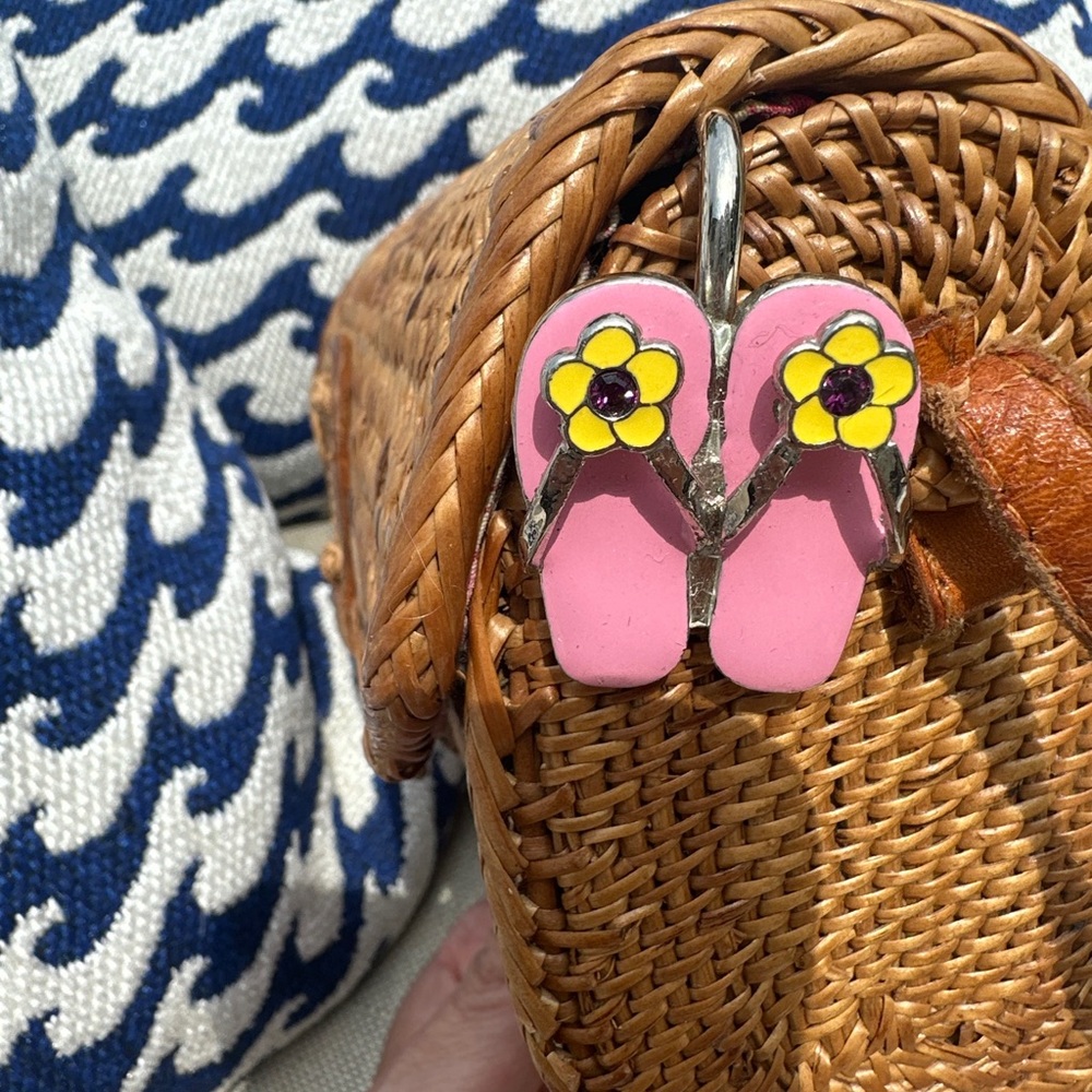 Alexa Key Finder - pink sandals - Keychain